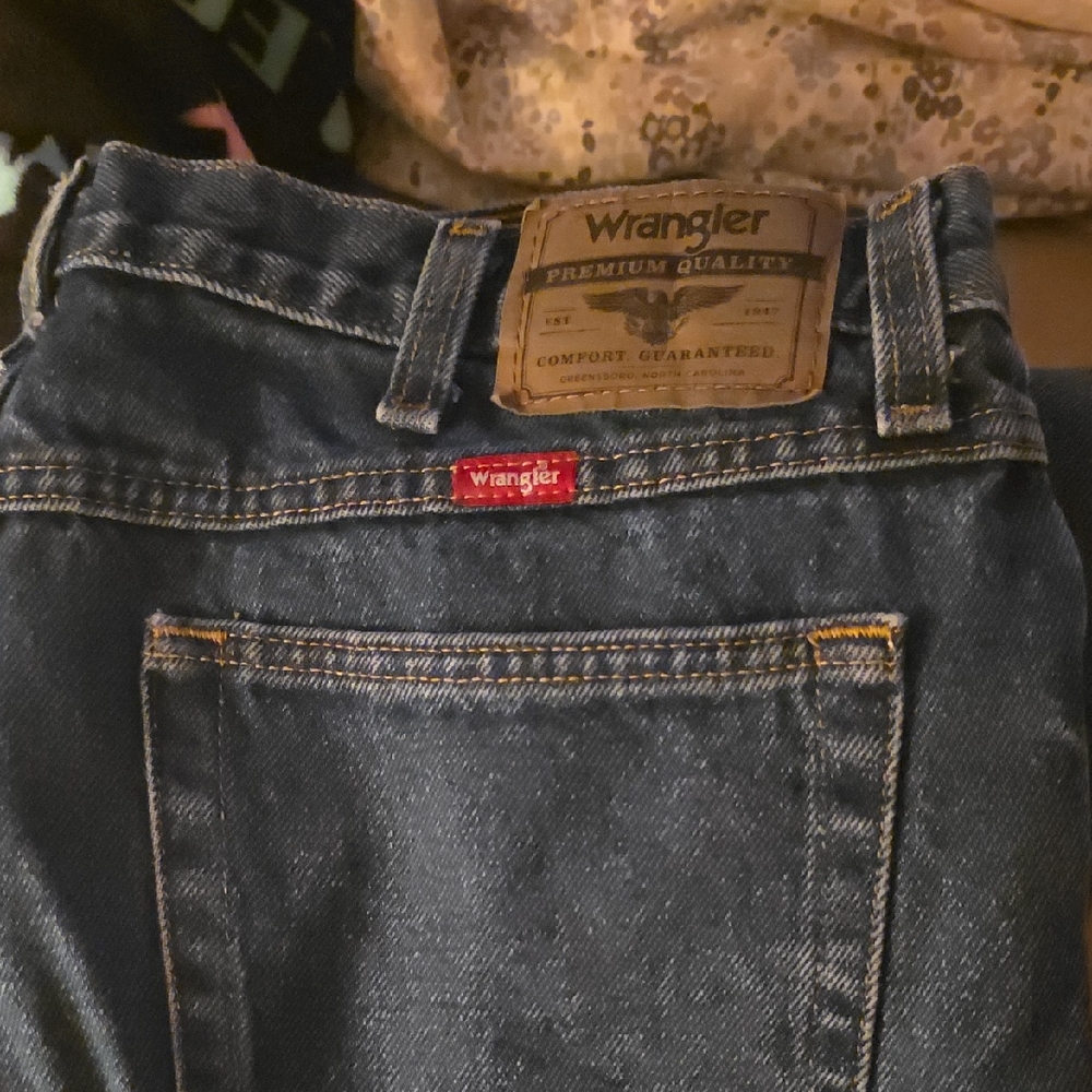 Wrangler Men’s Blue Denim Relaxed Fit Jeans with Red Tab